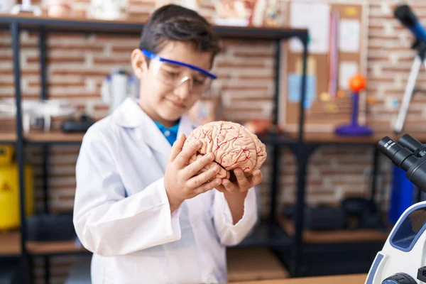 Entzückende Hispanische Jungenstudentin Lächelt Selbstbewusst Und Hält Gehirn Labor Klassenzimmer — Stockfoto