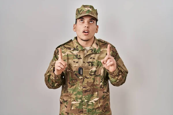 Young Arab Man Wearing Camouflage Army Uniform Amazed Surprised Looking — Stock Photo, Image
