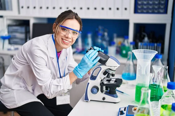 Jovem Bela Mulher Hispânica Cientista Usando Microscópio Laboratório — Fotografia de Stock