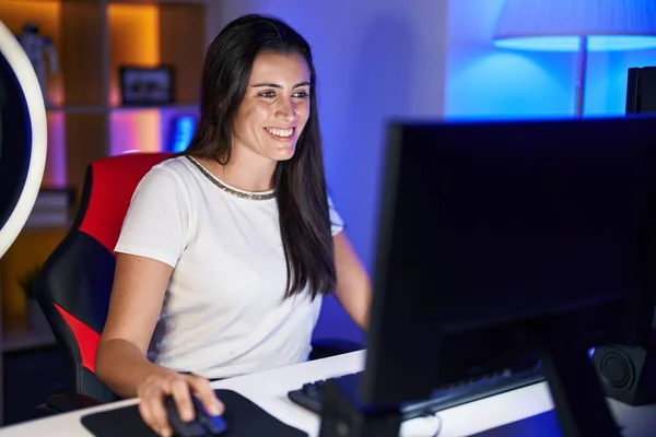 Young Beautiful Hispanic Woman Streamer Playing Video Game Using Computer — Zdjęcie stockowe