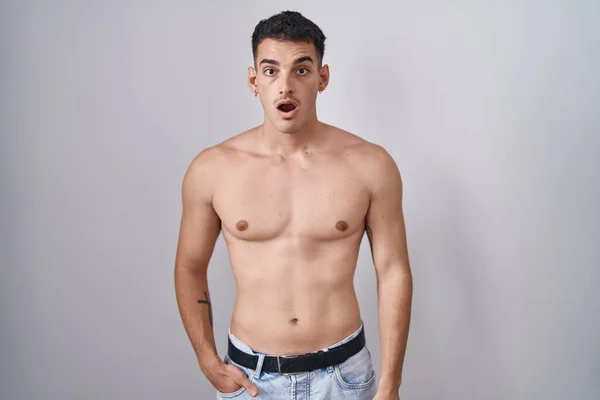 Красивый Латиноамериканец Стоящий Рубашки Шоке Выглядящий Скептически Саркастично Удивленный Открытым — стоковое фото