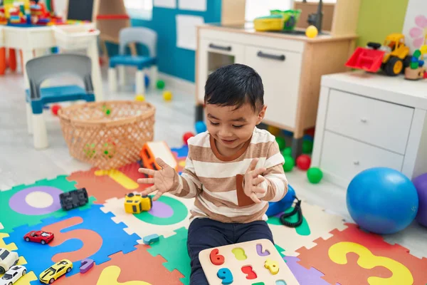 Entzückende Hispanische Kleinkind Spielt Mit Mathe Puzzle Spiel Sitzt Auf — Stockfoto