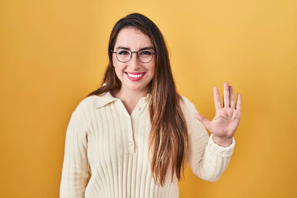 Young Hispanic Woman Standing Yellow Background Showing Pointing Fingers Number — Foto de Stock