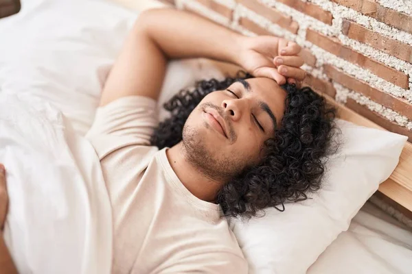 年轻的拉丁男人躺在床上睡在卧室里 — 图库照片