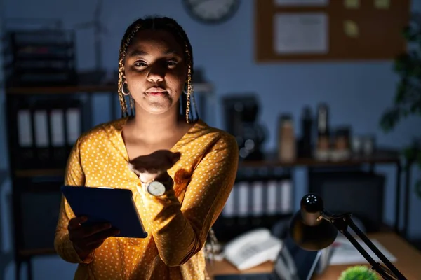 Африканская Американка Косичками Работающая Офисе Ночам Планшетом Смотрящим Камеру Дующим — стоковое фото