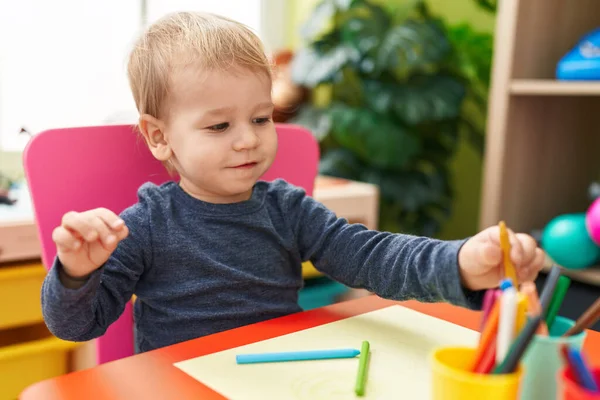 Adorable Blond Toddler Preschool Student Sitting Table Drawing Paper Kindergarten — Stok fotoğraf