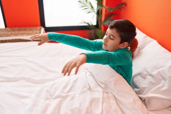 Liebenswert Hispanische Junge Somnambulist Sitzt Auf Bett Schlafzimmer — Stockfoto