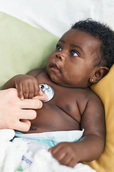 Afroamerikansk Baby Har Medisinsk Undersøkelse Sittende Sengen Soverommet – stockfoto
