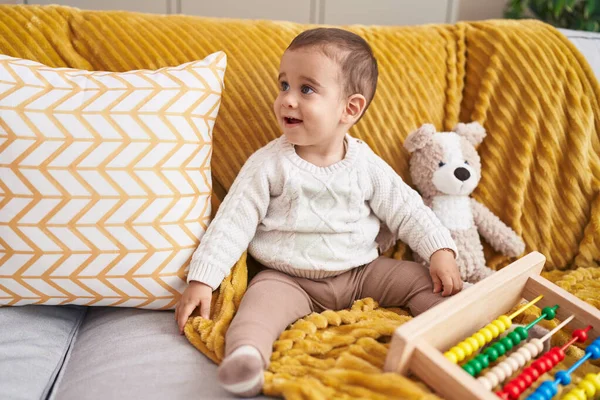 Adorável Criança Hispânica Brincando Com Ábaco Sentado Sofá Casa — Fotografia de Stock