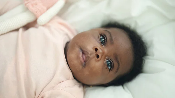 Yatak Odasında Rahat Bir Ifadeyle Yatakta Yatan Afrikalı Amerikalı Bebek — Stok fotoğraf