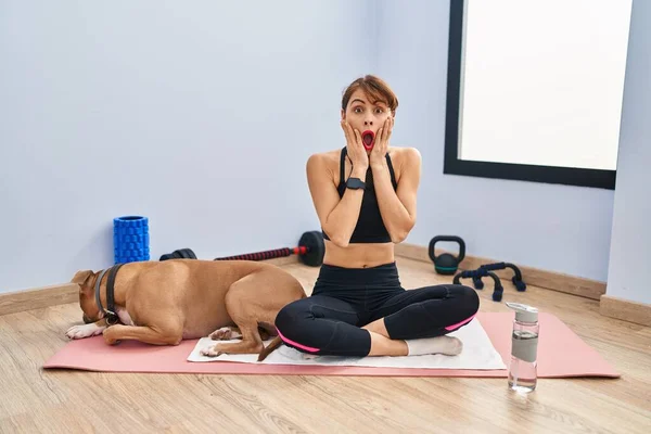 Young Beautiful Woman Sitting Yoga Mat Afraid Shocked Surprise Amazed — Fotografia de Stock