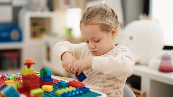 Adorable Blonde Girl Playing Construction Blocks Sitting Table Kindergarten — Stok fotoğraf