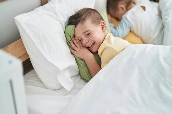 Δύο Παιδιά Ξαπλωμένα Στο Κρεβάτι Κοιμούνται Στην Κρεβατοκάμαρα — Φωτογραφία Αρχείου