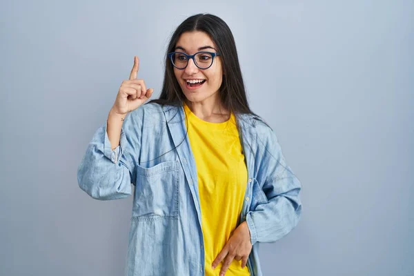 Young Hispanic Woman Standing Blue Background Pointing Finger Successful Idea — Stock Photo, Image