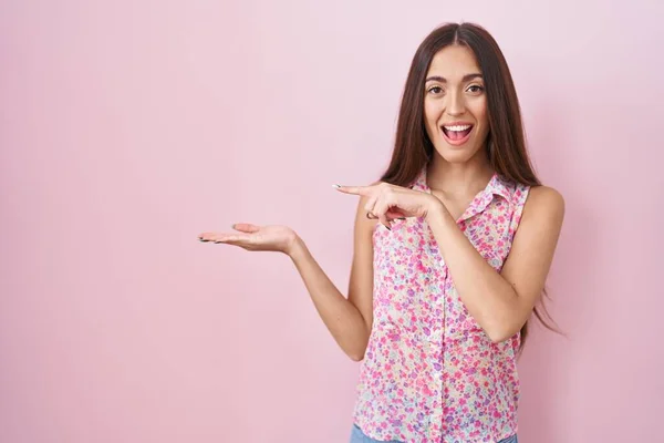 Young Hispanic Woman Long Hair Standing Pink Background Amazed Smiling — Stockfoto