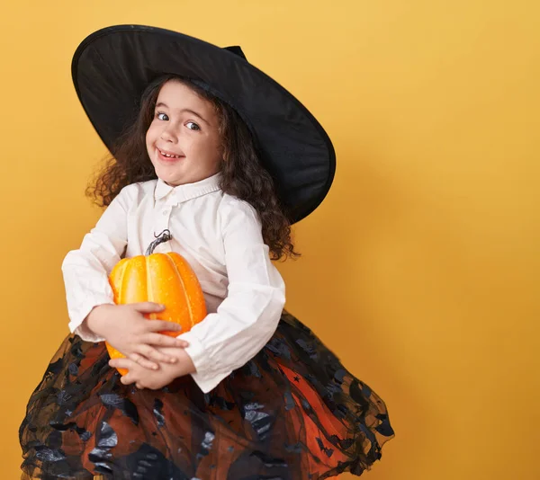 Adorável Menina Hispânica Vestindo Halloween Traje Segurando Abóbora Sobre Fundo — Fotografia de Stock