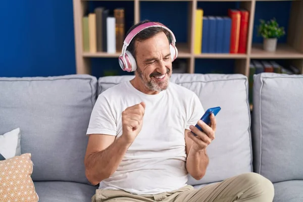 Middle Age Man Listening Music Sitting Sofa Home — ストック写真