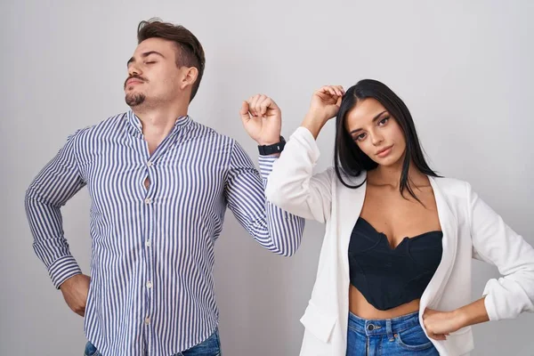 Unga Latinamerikanska Par Står Över Vit Bakgrund Sträcker Sig Tillbaka — Stockfoto
