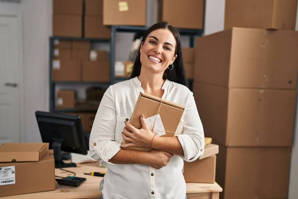 Young Beautiful Hispanic Woman Ecommerce Business Worker Holding Package Office — Fotografia de Stock