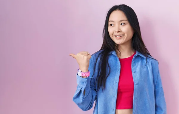 Ung Asiatisk Kvinna Står Över Rosa Bakgrund Leende Med Glad — Stockfoto