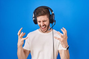 Sakallı İspanyol adam kulaklık takıp başarıyı kutluyor. Kolları havada, gözleri kapalı, heyecanla bağırıyor. Kazanan konsept 