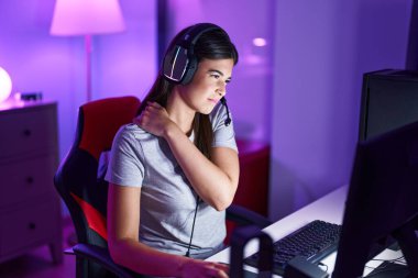 Genç ve güzel İspanyol kadın, oyun odasında bilgisayar kullanarak strese girdi.