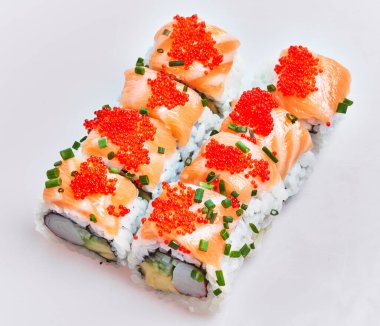  Bir grup lezzetli somon balığı, izole edilmiş beyaz arka planda yuvarlanıyor.