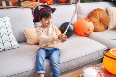 Sevimli İspanyol çocuk cadılar bayramı partisinde elinde kılıç tutuyor.