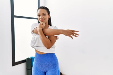 Genç Afro-Amerikan kadın gülümsüyor spor merkezinde kendine güvenen