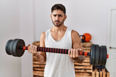 İspanyol asıllı genç adam eğitimi kuşkucu ve gergin, sorun yüzünden asık suratlı. negatif kişi. 