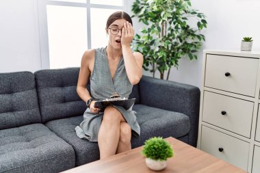 Psikoloji kliniğinde çalışan Latin kökenli genç bir kadın yarım yüz, göz ve ağız kaplamasından yoruluyor. Yüzüm acıyor.. 