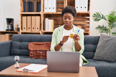 Psikoloji merkezinde telekonksiyon reçetesi yazan Afrikalı Amerikalı kadın psikolog.