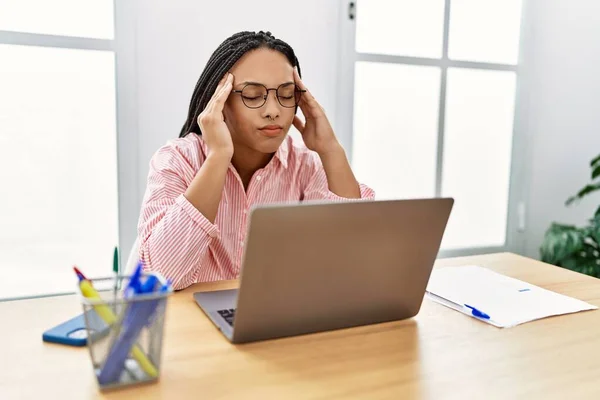 Young African American Woman Overworked Working Office — Stockfoto