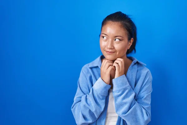 Asiatisk Ung Kvinna Står Över Blå Bakgrund Skrattar Nervös Och — Stockfoto