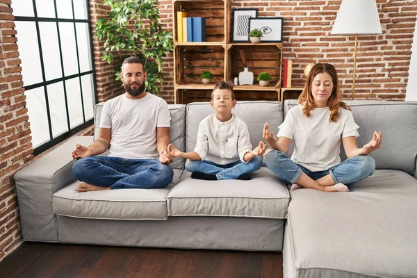 Familie Doet Yoga Oefening Zittend Bank Thuis — Stockfoto