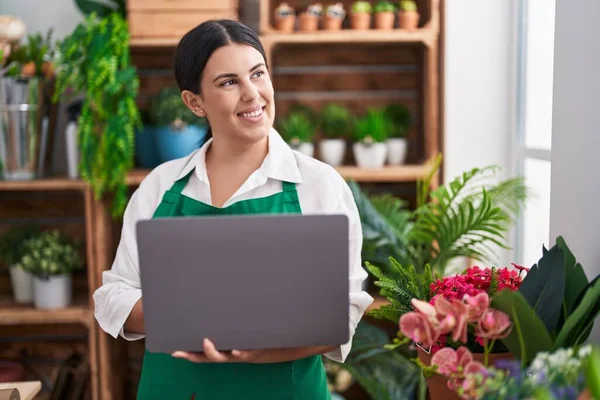 Young Beautiful Hispanic Woman Florist Smiling Confident Using Laptop Flower — 스톡 사진