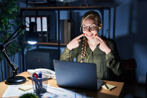 Geceleri Ofiste Çalışan Genç Sarışın Kadın Neşeli Bir Şekilde Gülümsüyor — Stok fotoğraf