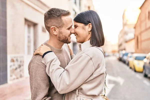 男と女のカップルは自信を持って抱き合って笑っている通りに立って — ストック写真