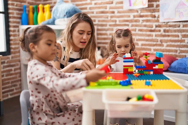 Lehrerin Mit Mädchen Die Kindergarten Mit Bauklötzen Spielen — Stockfoto