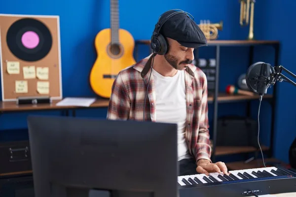 Genç Spanyol Müzisyen Müzik Stüdyosunda Piyano Çalıyor — Stok fotoğraf
