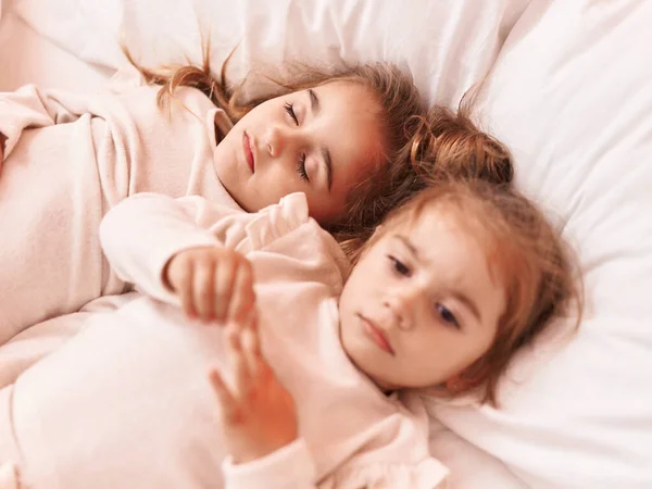两个孩子躺在床上 — 图库照片