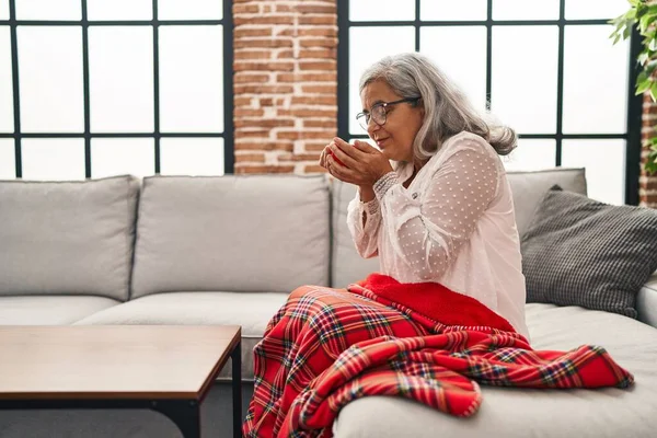Mujer Mediana Edad Bebiendo Café Sentado Sofá Casa —  Fotos de Stock