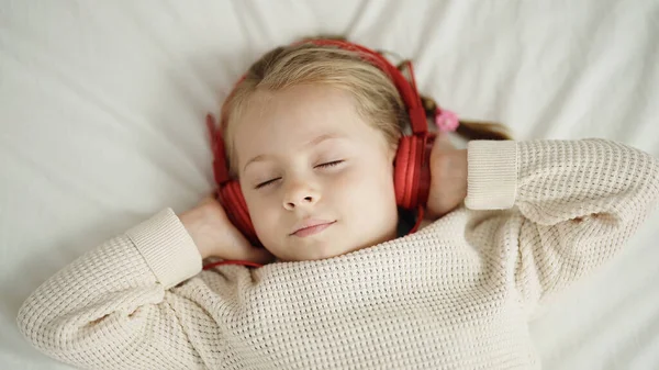 Adorable Chica Rubia Escuchando Música Tumbada Cama Dormitorio — Foto de Stock
