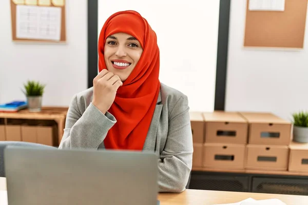 Ung Kvinna Bär Arabisk Halsduk Med Bärbar Dator Som Arbetar — Stockfoto