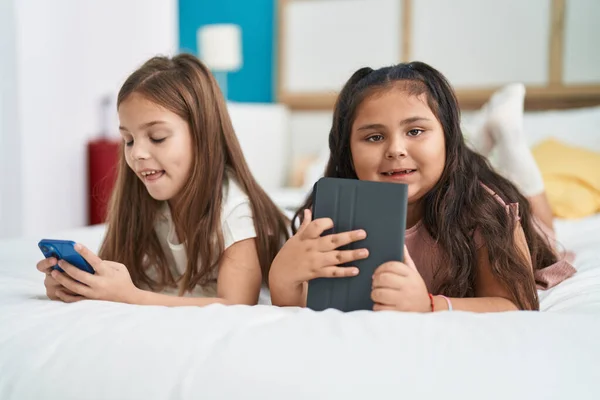 Two Kids Using Smartphone Touchpad Lying Bed Bedroom — Stock Photo, Image