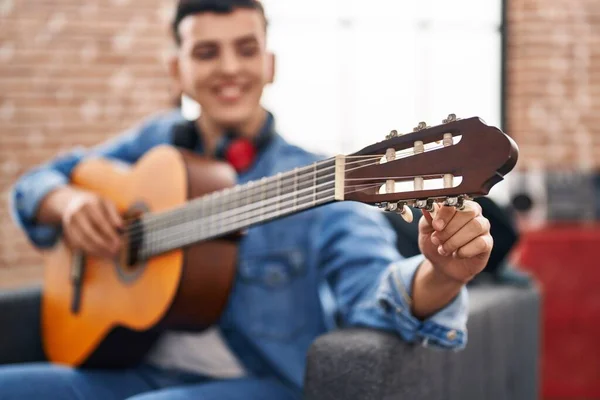 Jovem Não Binário Homem Músico Tocando Guitarra Clássica Estúdio Música — Fotografia de Stock