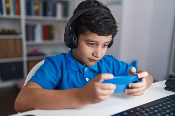 Liebenswerter Hispanischer Junge Mit Smartphone Und Kopfhörer Klassenzimmer — Stockfoto