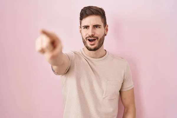 Hispanic Man Beard Standing Pink Background Pointing Finger Surprised Ahead — Stockfoto