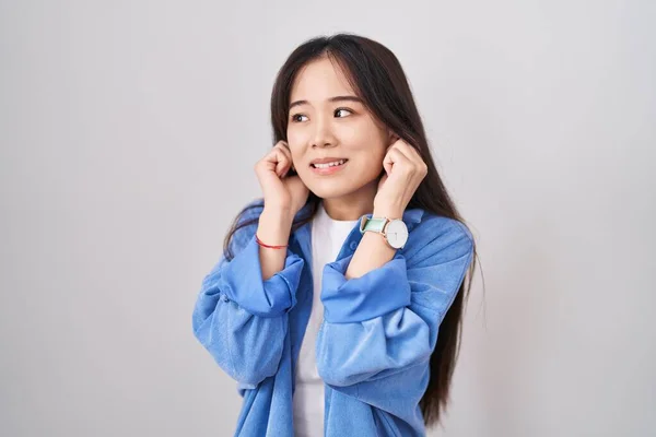 Young Chinese Woman Standing White Background Covering Ears Fingers Annoyed — Stock fotografie