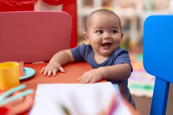 Liebenswertes Chinesisches Kleinkind Lehnt Tisch Kindergarten — Stockfoto